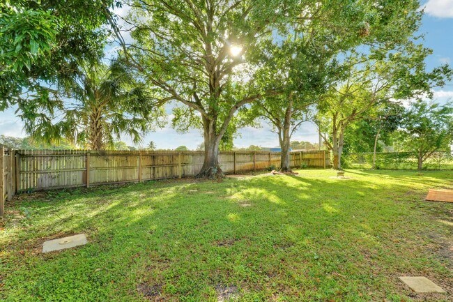 Building Photo - 1009 Alamanda Dr