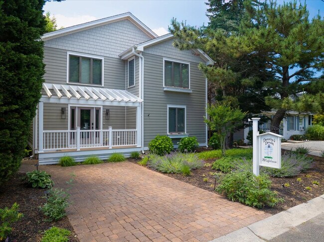 Building Photo - 710 Light House Ave