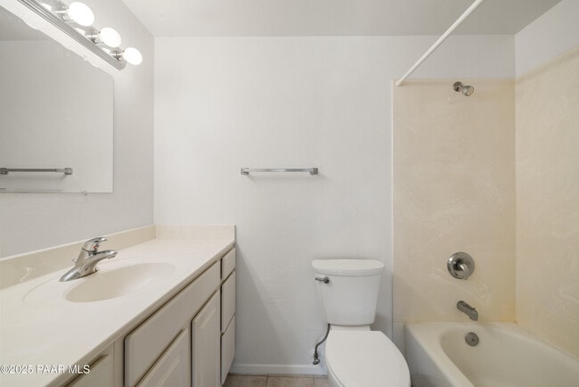 Building Photo - 340 Country Club Cir