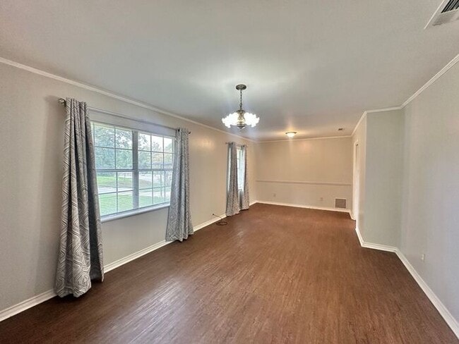 Building Photo - Spacious 3-Bed, 2-Bath Home with Large Sho...