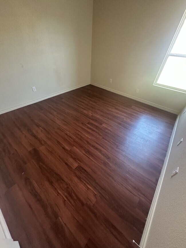 Building Photo - AVAILABLE NOW! (SECTION 8 ACCEPTED)