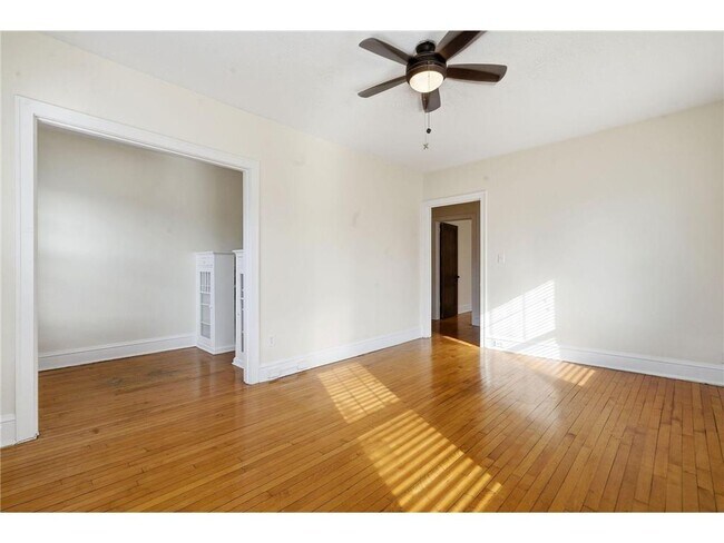 Building Photo - 220 E 19th St