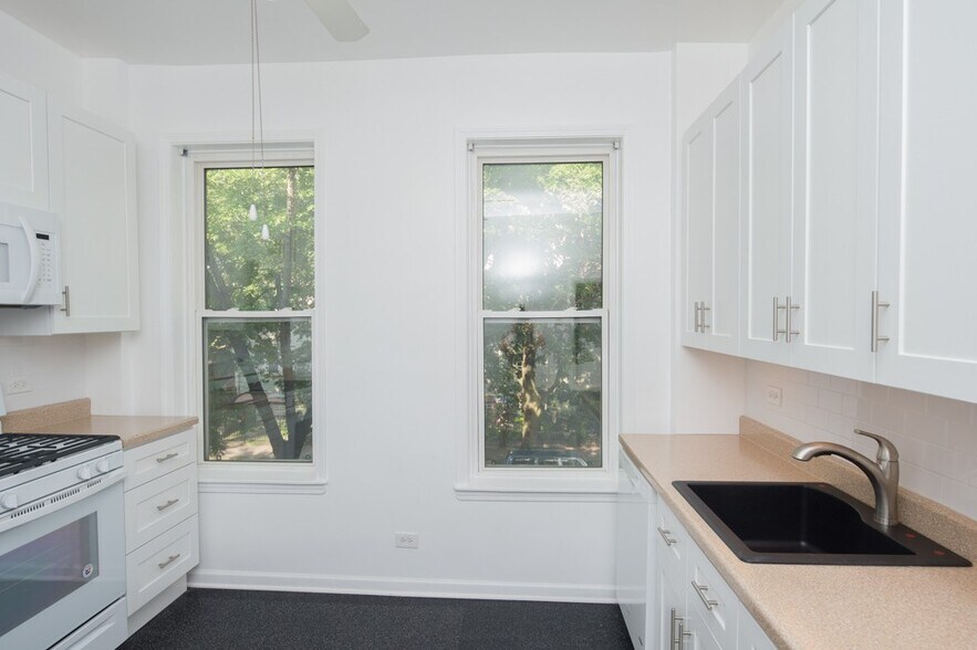 Building Photo - 3616 W Wrightwood Ave