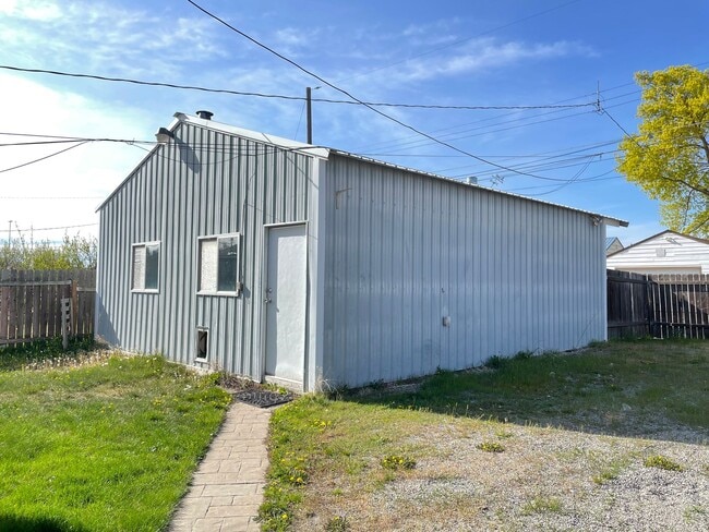 Building Photo - Northside 3 Bedroom Fenced with Huge Shop