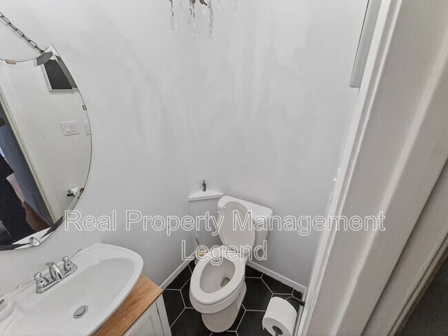 Building Photo - 4944 N Hall St