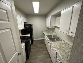 Building Photo - Two bedroom, 1 bathroom apartment - Move in Special