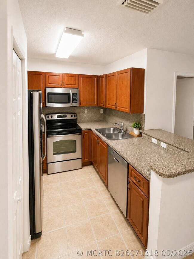 Building Photo - 906 SW 143rd Ave