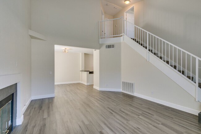 Building Photo - Amazing !! 2 Bedroom 2.5 Bathroom Townhous...