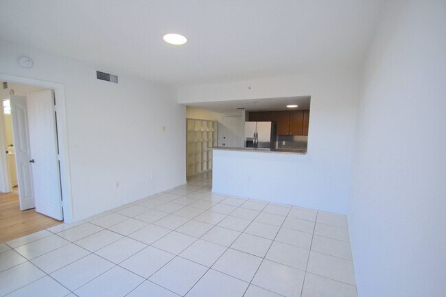 Building Photo - Modern 1-Bedroom 1-Bathroom with a den, centrally located in Miami