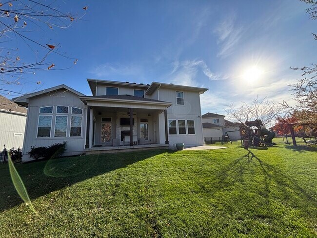 Building Photo - Modern 4BR 3.5 BA w/ Covered Lanai + Community Pool + Dedicated Office in Olathe