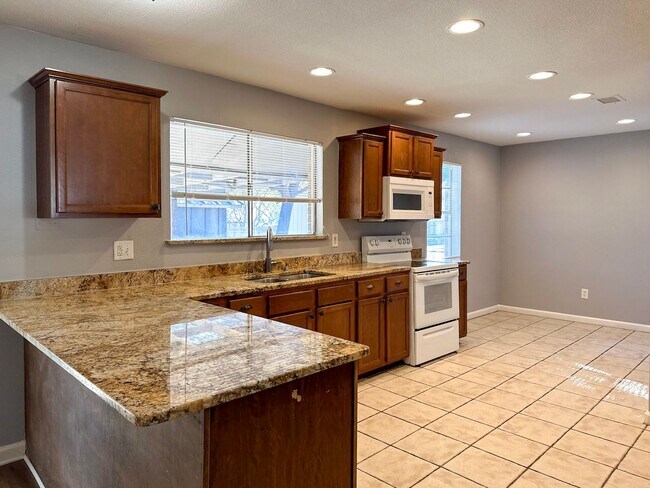 Building Photo - 3 Bedroom / 2 Bath