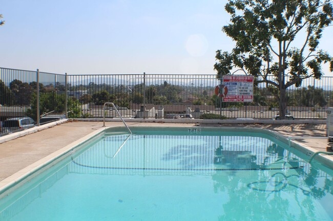 Building Photo - Beautiful 2Bd/1.5Ba Condo w/Washer/Dryer, ...