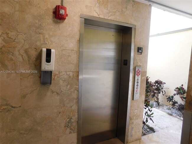 Building Photo - 427 Santander Ave