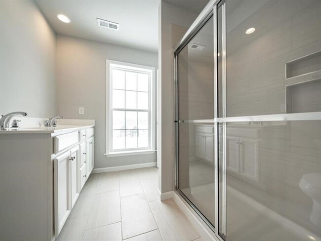 Building Photo - 3 bed 2.5 bath - Luxury Living Meets Subur...