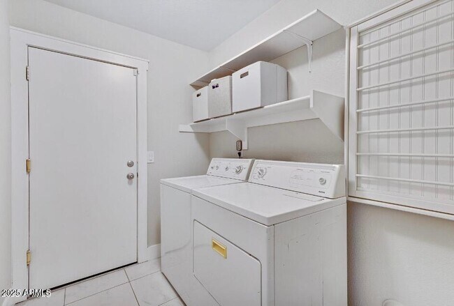 Building Photo - 725 S Cheri Lynn Dr