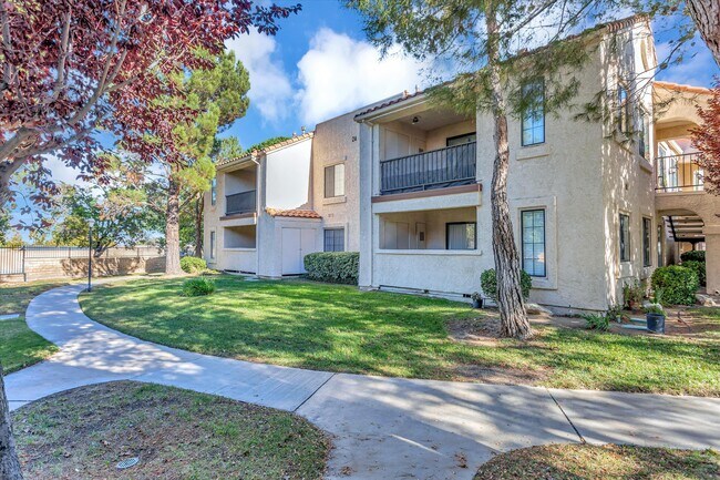 Building Photo - 2554 Olive Dr