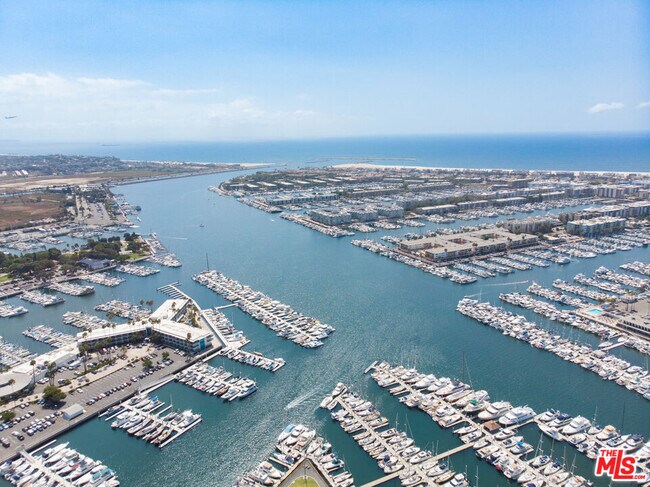 Building Photo - 13700 Marina Pointe Dr