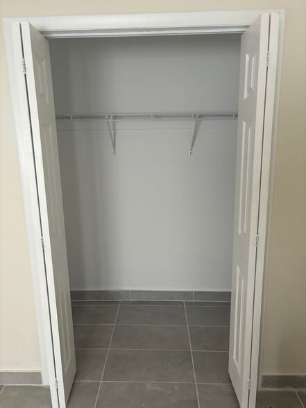 Building Photo - 400 Count St