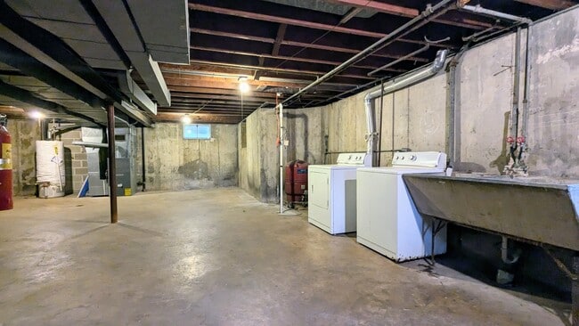 Building Photo - 917 S Summit St