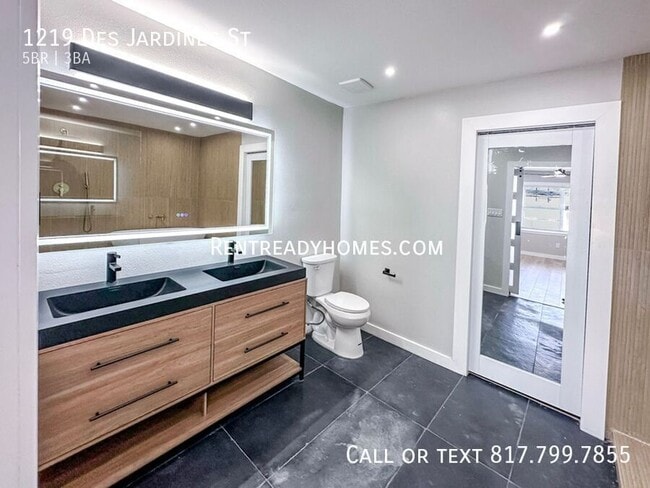 Building Photo - 1219 Des Jardines St