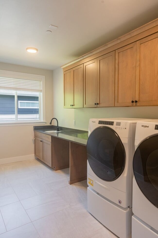 Building Photo - 5Bd/4.25Ba Kirkland House