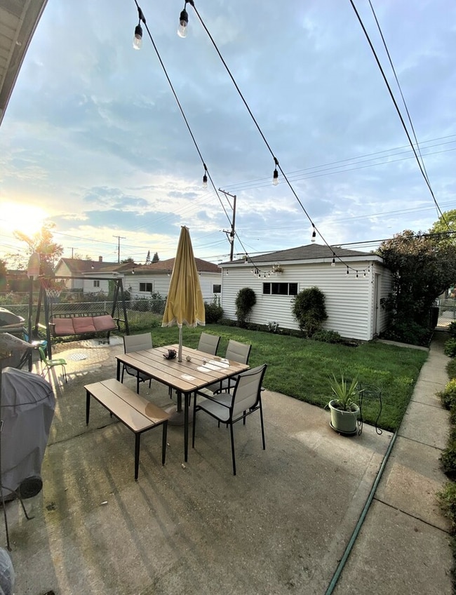 Building Photo - 5916 W Cornelia Ave