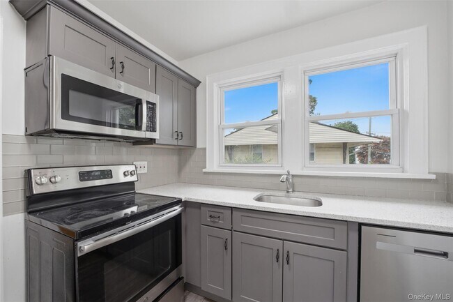 Building Photo - 49 Sylvan Pl