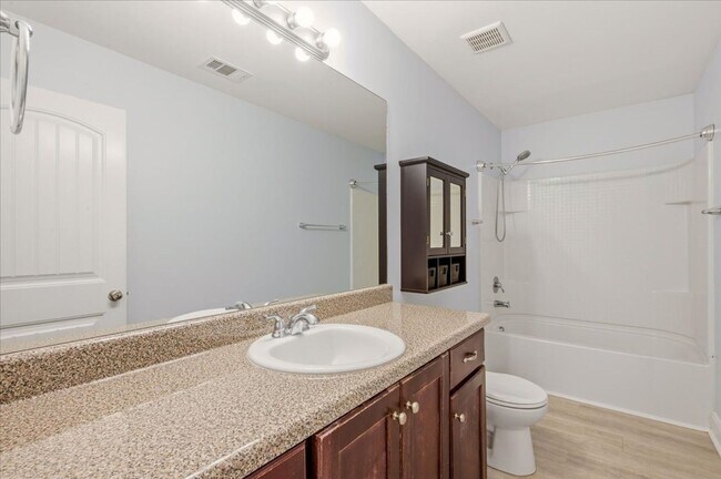 Building Photo - Spacious 5-Bedroom Home with Screened Patio & Private Fenced Yard in Guyton