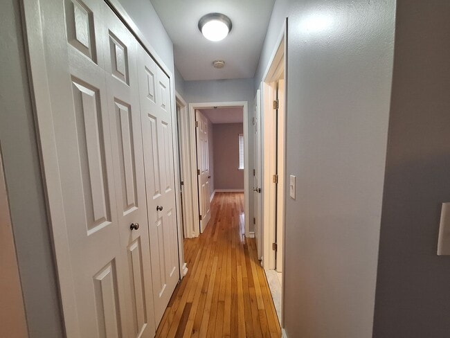 Building Photo - Move In Special!!!  Charming Rochester Condo.  Must see!!