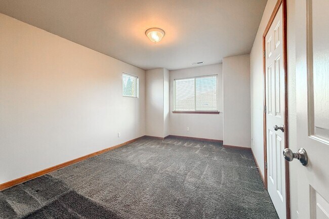 Building Photo - Beautiful 4-Bedroom Townhome in South Richland