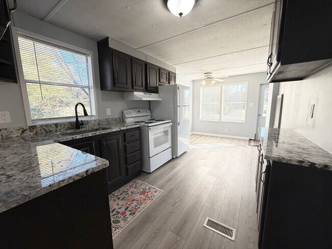 Building Photo - 914 Davenport Rd