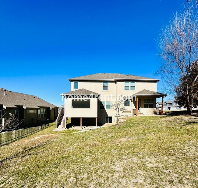Building Photo - Stunning, Maintenance Free Townhome in Desoto w/ an Elegant Kitchen and Wood Floors Throughout!