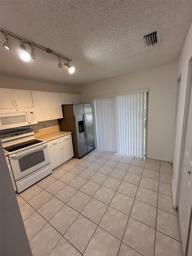 Building Photo - 6815 Sienna Club Dr