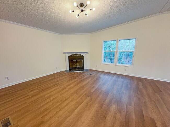 Building Photo - 4 Bedroom, 2 Bathroom: Pets Allowed!