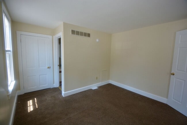 Building Photo - Great - 1 BEDROOM in Middletown with a Bri...