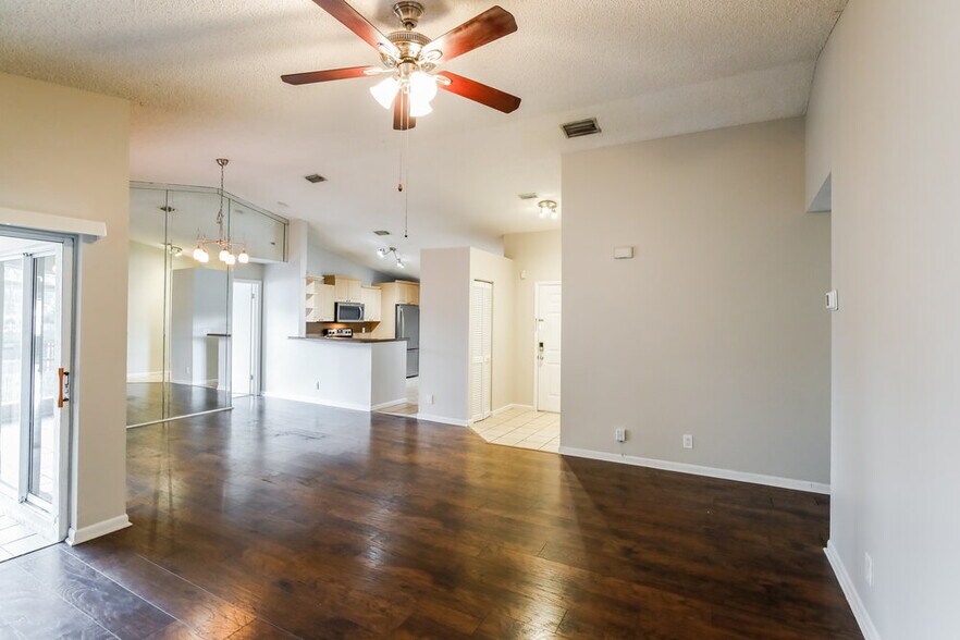 Building Photo - 333 W Riverbend Dr