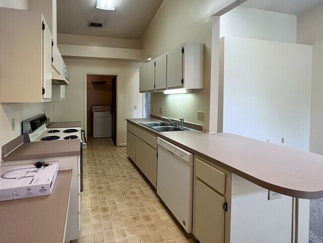 Building Photo - 2/2 Flat in Napier Oaks available August 1!