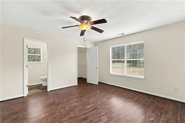 Building Photo - 28 Autumn Ridge Dr