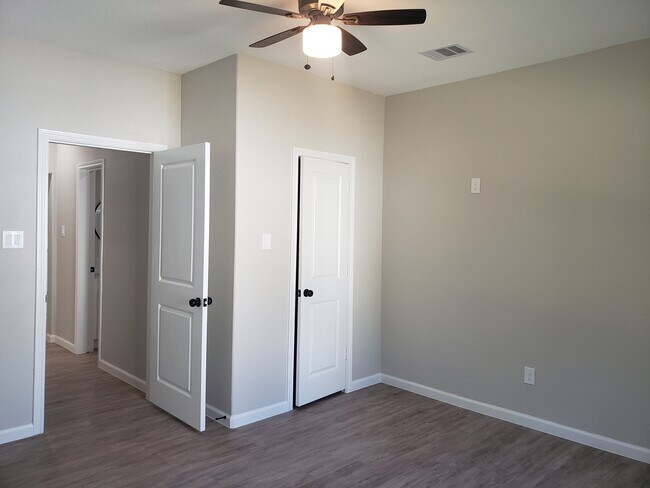 Primary bedroom with en suite bath and walk in closet - 936 W Austin St