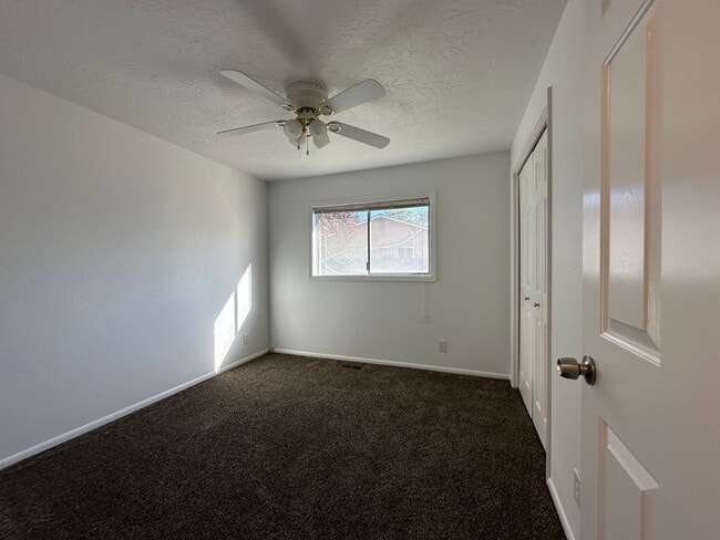 Building Photo - 3 Bedroom 2 Bathroom Single Story Home