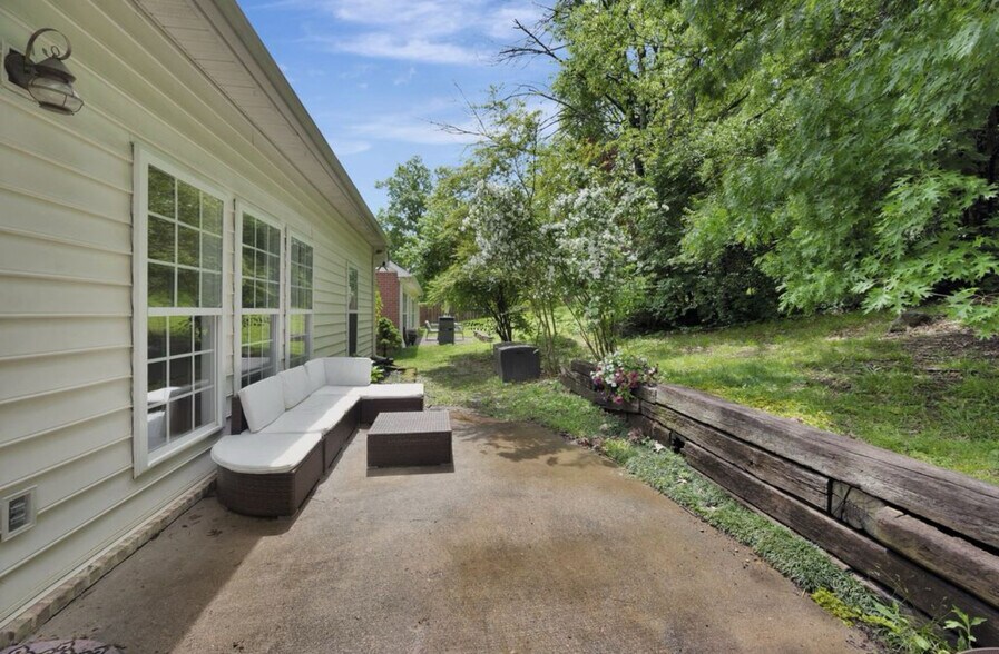 Building Photo - 6925 Sunnywood Dr