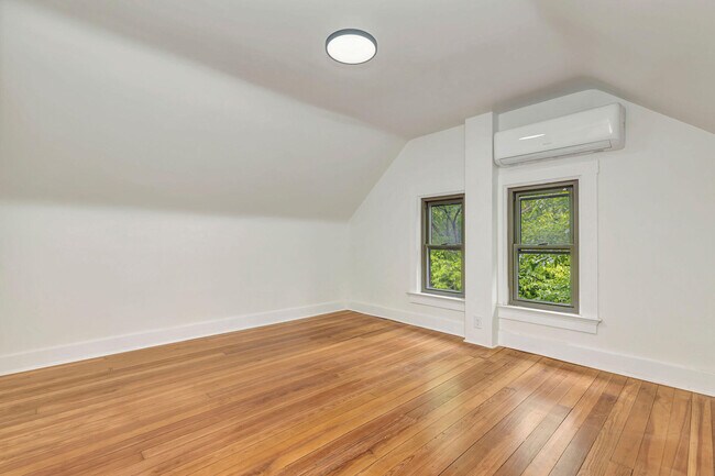 Building Photo - 734 E 10th St