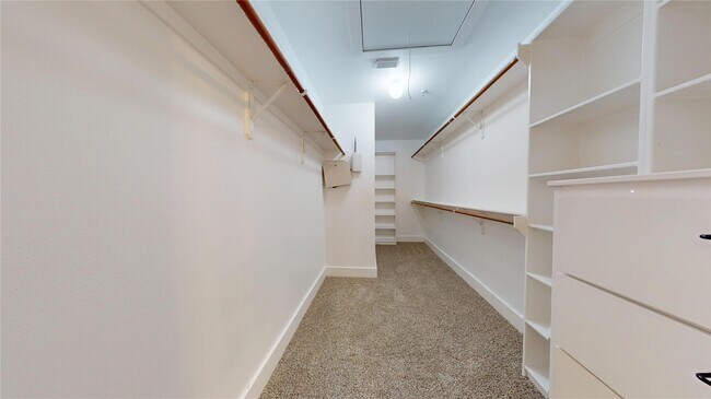 Building Photo - 8715 Meadowcroft Dr