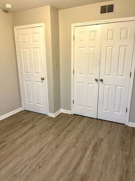 Building Photo - 526 Locher Aly