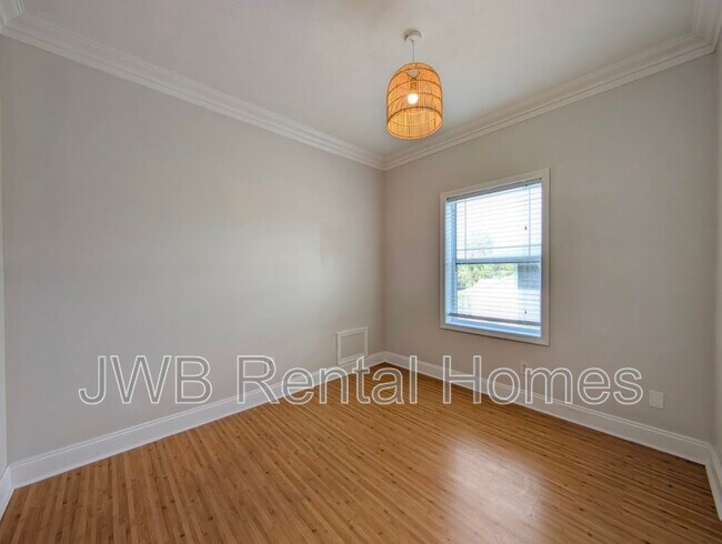 Building Photo - 411 3rd Ave S