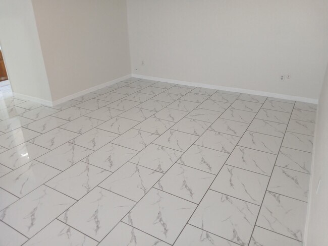 Building Photo - 6103 Linnhaven Dr