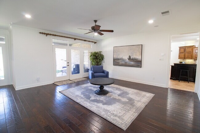 Building Photo - Luxury Living in Preston Manor