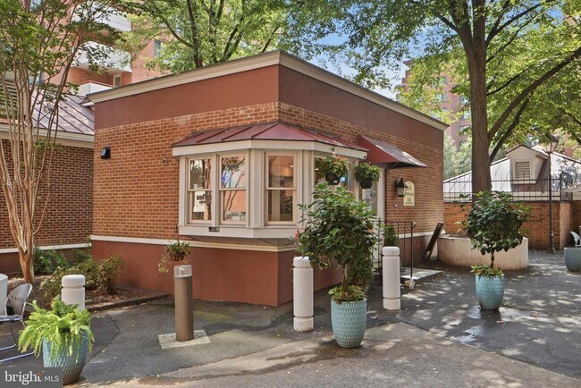 Building Photo - 1121 Arlington Blvd