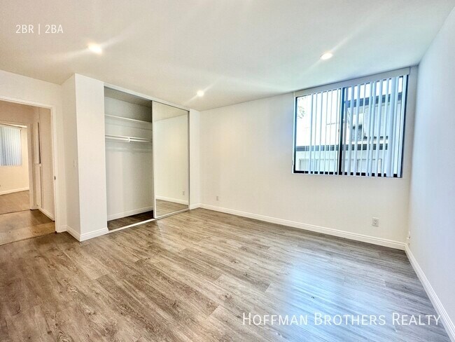 Building Photo - 724 N W Knoll Dr