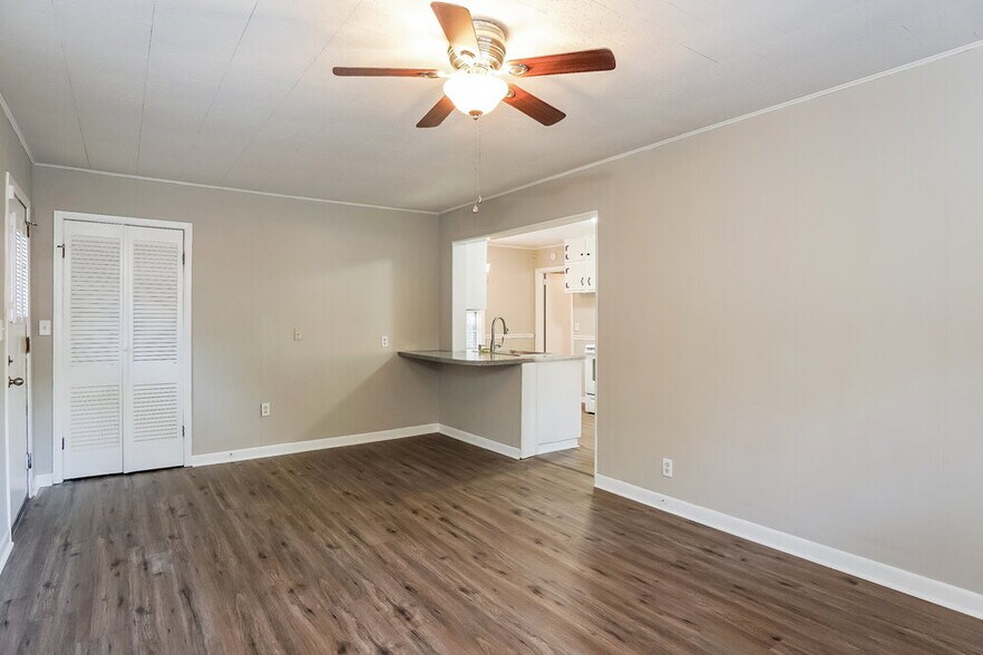 Building Photo - 216 Westwood Dr